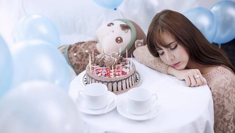 Обои девушка, спит, праздник, торт, воздушные шарики, girl, sleeping, holiday, cake, balloons разрешение 1920x1200 Загрузить