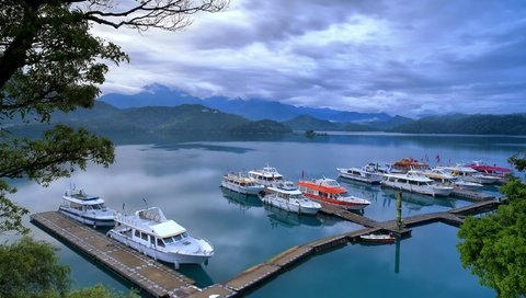 Обои небо, облака, вода, озеро, пейзаж, лодки, пристань, бухта, the sky, clouds, water, lake, landscape, boats, marina, bay разрешение 2560x1600 Загрузить