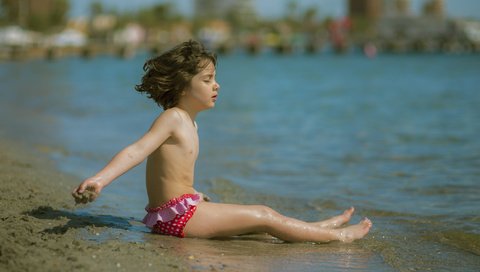 Обои настроение, море, пляж, дети, девочка, ребенок, mood, sea, beach, children, girl, child разрешение 2048x1367 Загрузить