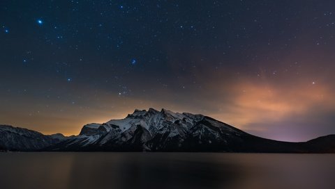 Обои небо, свет, озеро, горы, отражение, звезды, зеркало, the sky, light, lake, mountains, reflection, stars, mirror разрешение 2048x1314 Загрузить