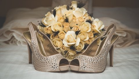 Обои цветы, розы, букет, свадьба, туфли, flowers, roses, bouquet, wedding, shoes разрешение 2048x1363 Загрузить