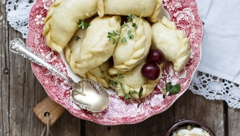 Обои вишни, тарелка, ложка, творог, вареники, cherry, plate, spoon, cheese, dumplings разрешение 1920x1407 Загрузить