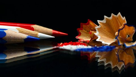Обои стружка, отражение, цветные карандаши, синий, карандаши, красный, белый, черный фон, цветные, карандаш, chips, reflection, colored pencils, blue, pencils, red, white, black background, colored, pencil разрешение 2560x1600 Загрузить