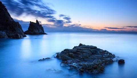 Обои небо, облака, вечер, скалы, камни, море, the sky, clouds, the evening, rocks, stones, sea разрешение 2048x1365 Загрузить