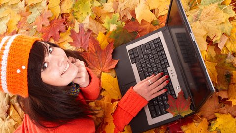 Обои листья, девушка, улыбка, осень, лицо, ноутбук, leaves, girl, smile, autumn, face, laptop разрешение 5406x3744 Загрузить