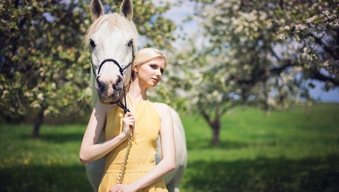 Обои лошадь, платье, блондинка, сад, horse, dress, blonde, garden разрешение 1920x1200 Загрузить