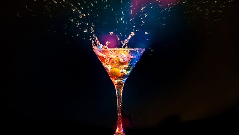 Обои свет, цвет, брызги, бокал, черный фон, коктейль, напитки, light, color, squirt, glass, black background, cocktail, drinks разрешение 6000x4001 Загрузить