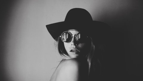 Обои девушка, портрет, очки, чёрно-белое, шляпа, annie mcginty, girl, portrait, glasses, black and white, hat разрешение 2048x1365 Загрузить