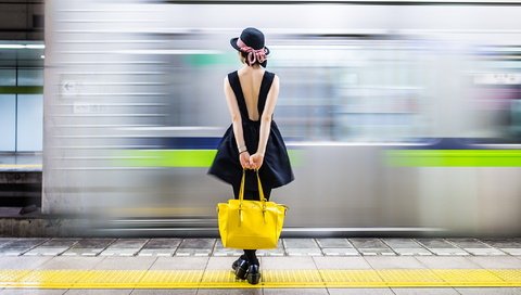 Обои девушка, фон, поезд, шляпа, ожидание, сумка, girl, background, train, hat, waiting, bag разрешение 2047x1187 Загрузить