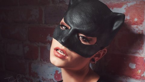 Обои девушка, маска, взгляд, стена, лицо, макияж, женщина-кошка, girl, mask, look, wall, face, makeup, catwoman разрешение 2574x1713 Загрузить