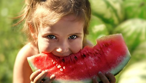 Обои глаза, девочка, арбуз, кушает, eyes, girl, watermelon, eats разрешение 1920x1200 Загрузить