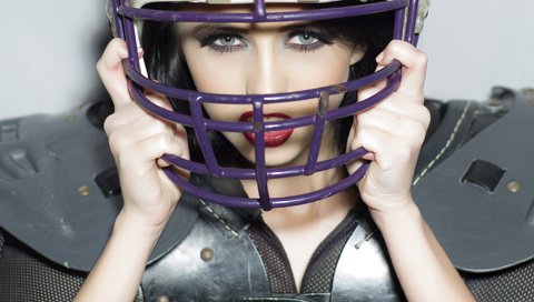 Обои девушка, шлем, лицо, спорт, американский футбол, защитный механизм, сексуальный взгляд, girl, helmet, face, sport, american football, defense mechanism, sexy look разрешение 3000x2000 Загрузить
