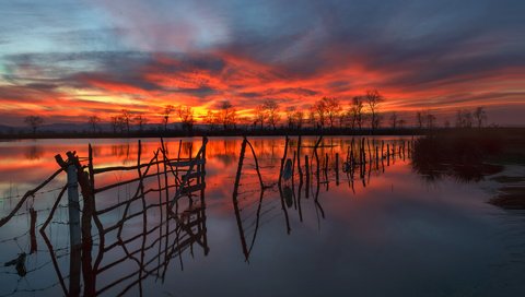 Обои ночь, озеро, природа, закат, отражение, забор, силуэты, night, lake, nature, sunset, reflection, the fence, silhouettes разрешение 1920x1208 Загрузить