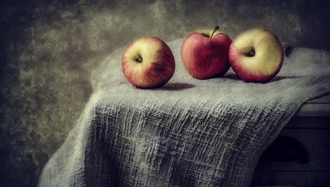 Обои еда, фрукты, яблоки, стол, темный фон, ткань, плоды, натюрморт, food, fruit, apples, table, the dark background, fabric, still life разрешение 2560x1600 Загрузить