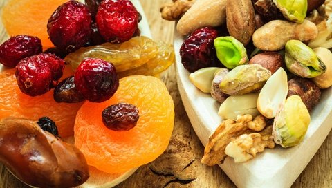 Обои орехи, фрукты, ягоды, фисташки, грецкие орехи, сухофрукты, nuts, fruit, berries, pistachios, walnuts, dried fruits разрешение 2880x1920 Загрузить