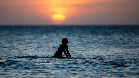 Обои вода, закат, девушка, море, силуэт, серфинг, water, sunset, girl, sea, silhouette, surfing разрешение 2048x1365 Загрузить