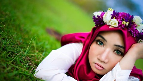 Обои девушка, настроение, взгляд, лицо, венок, платок, bib mansor, girl, mood, look, face, wreath, shawl разрешение 2048x1241 Загрузить