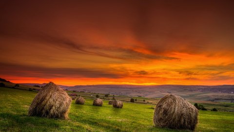 Обои холмы, закат, пейзаж, поле, сено, лето, тюки, рулоны, hills, sunset, landscape, field, hay, summer, bales, rolls разрешение 1999x1132 Загрузить