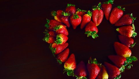 Обои фон, клубника, сердце, ягоды, background, strawberry, heart, berries разрешение 2048x1303 Загрузить