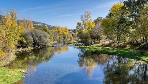 Обои небо, деревья, река, горы, холмы, отражение, осень, the sky, trees, river, mountains, hills, reflection, autumn разрешение 2048x1275 Загрузить