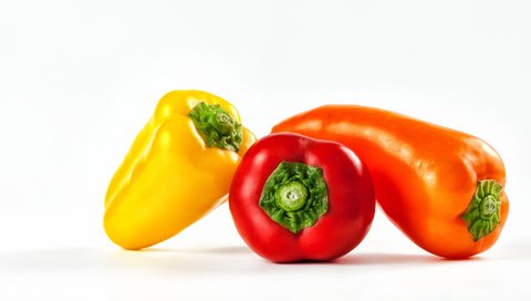 Обои белый фон, овощи, перец, bell peppers, yellow bell pepper, red bell peppers, white background, vegetables, pepper разрешение 2048x1365 Загрузить