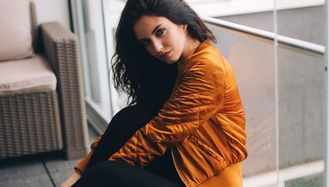 Обои девушка, поза, брюнетка, взгляд, сидит, окно, куртка, aurela skandaj, girl, pose, brunette, look, sitting, window, jacket разрешение 2048x1365 Загрузить