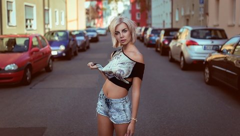 Обои дорога, девушка, блондинка, взгляд, модель, джинсовые шорты, road, girl, blonde, look, model, denim shorts разрешение 2048x1265 Загрузить