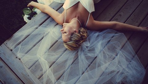 Обои платье, лежит, фата, свадебное, девушка. блондинка, dress, lies, veil, wedding, girl. blonde разрешение 2880x1920 Загрузить