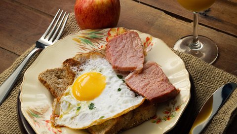 Обои бокал, яичница, вилка, ветчина, хлеб, яблоко, мясо, нож, яйцо, сок, glass, scrambled eggs, plug, ham, bread, apple, meat, knife, egg, juice разрешение 2048x1463 Загрузить