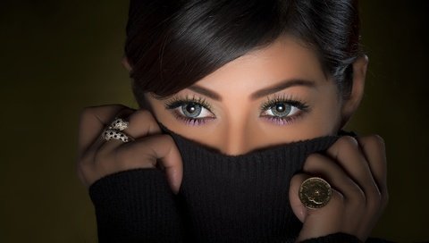 Обои глаза, брюнетка, кольца, свитер, eyes, brunette, ring, sweater разрешение 2048x1361 Загрузить