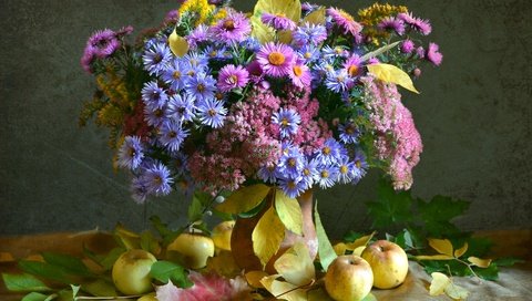 Обои листья, яблоки, осень, букет, астры, очиток, leaves, apples, autumn, bouquet, asters, stonecrop разрешение 2400x1601 Загрузить