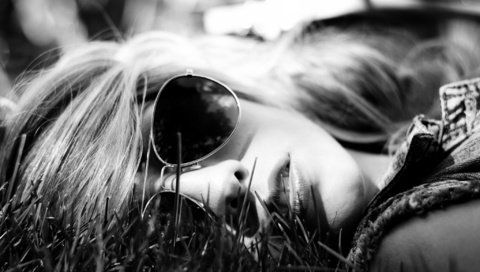 Обои трава, девушка, очки, лежит, grass, girl, glasses, lies разрешение 2048x1356 Загрузить