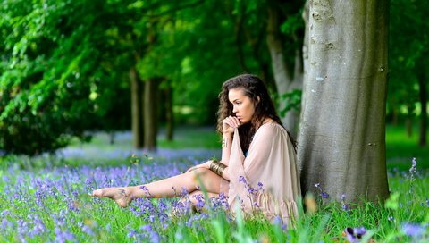 Обои цветы, природа, девушка, брюнетка, лето, модель, flowers, nature, girl, brunette, summer, model разрешение 2047x1306 Загрузить