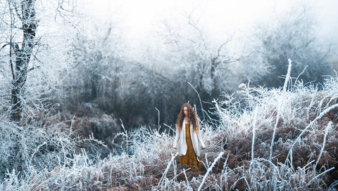 Обои трава, снег, лес, девушка, настроение, иней, длинные волосы, lizzy gadd, winter frost, grass, snow, forest, girl, mood, frost, long hair разрешение 2048x1368 Загрузить