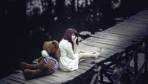 Обои девушка, мост, мишка, girl, bridge, bear разрешение 2560x1655 Загрузить