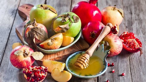 Обои яблоки, зерна, дольки, мед, яблок, гранат, сухие листья, зерна граната, apples, grain, slices, honey, garnet, dry leaves, pomegranate seeds разрешение 3645x2586 Загрузить