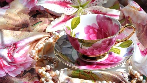 Обои лилия, блюдце, чашка, ожерелье, платок, lily, saucer, cup, necklace, shawl разрешение 1920x1199 Загрузить