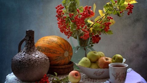 Обои яблоки, чашка, чай, кувшин, тыква, натюрморт, рябина, apples, cup, tea, pitcher, pumpkin, still life, rowan разрешение 1920x1243 Загрузить