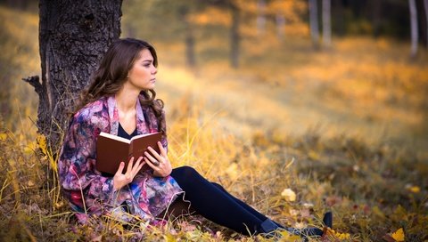 Обои дерево, девушка, осень, книга, задумчивость, tree, girl, autumn, book, reverie разрешение 2000x1335 Загрузить