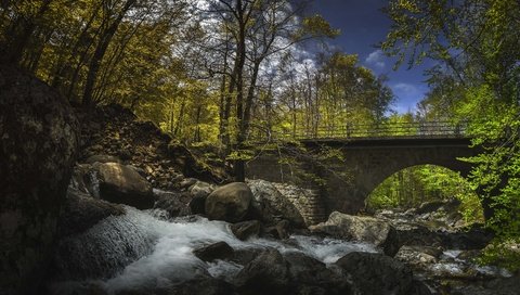 Обои небо, каменный мост, облака, деревья, река, скалы, лес, мост, водопад, the sky, stone bridge, clouds, trees, river, rocks, forest, bridge, waterfall разрешение 6000x4000 Загрузить