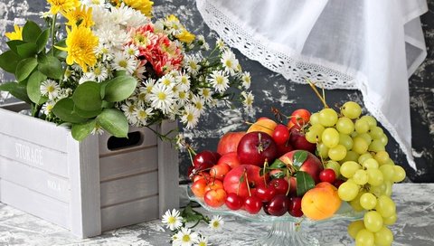 Обои цветы, виноград, фрукты, черешня, букет, абрикос, нектарин, flowers, grapes, fruit, cherry, bouquet, apricot, nectarine разрешение 2400x1578 Загрузить