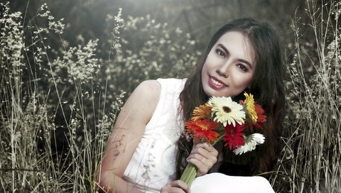 Обои цветы, девушка, улыбка, портрет, взгляд, модель, лицо, герберы, flowers, girl, smile, portrait, look, model, face, gerbera разрешение 2560x1600 Загрузить