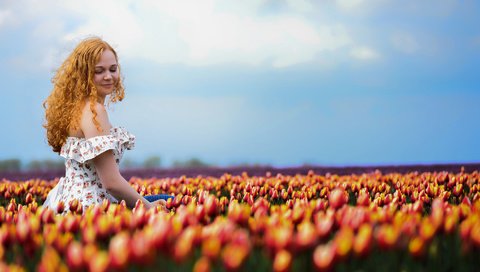 Обои девушка, лето, тюльпаны, girl, summer, tulips разрешение 2048x1150 Загрузить