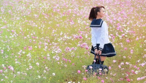 Обои цветы, девушка, поле, лето, форма, сумка, flowers, girl, field, summer, form, bag разрешение 2048x1365 Загрузить