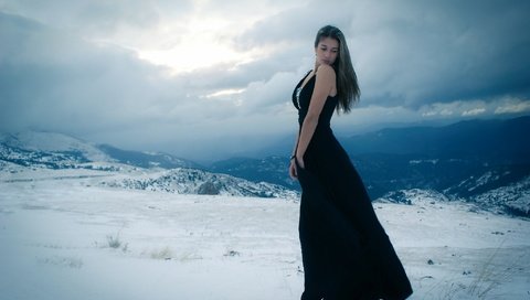 Обои горы, one with the winter, снег, девушка, платье, поза, взгляд, модель, лицо, mountains, snow, girl, dress, pose, look, model, face разрешение 2048x1371 Загрузить