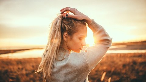 Обои солнце, закат, девушка, блондинка, портрет, the sun, sunset, girl, blonde, portrait разрешение 2048x1366 Загрузить