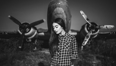 Обои девушка, самолет, портрет, чёрно-белое, рубашка, girl, the plane, portrait, black and white, shirt разрешение 2048x1293 Загрузить