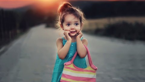 Обои дорога, закат, дети, девочка, ребенок, сумерки, сумка, road, sunset, children, girl, child, twilight, bag разрешение 5483x3599 Загрузить