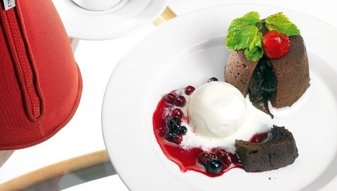 Обои мороженое, ягоды, шоколад, сладкое, десерт, сироп, фондан, ice cream, berries, chocolate, sweet, dessert, syrup, fondant разрешение 2013x1341 Загрузить