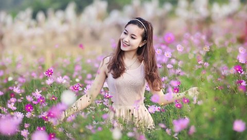 Обои цветы, девушка, улыбка, лето, азиатка, космея, flowers, girl, smile, summer, asian, kosmeya разрешение 2048x1152 Загрузить